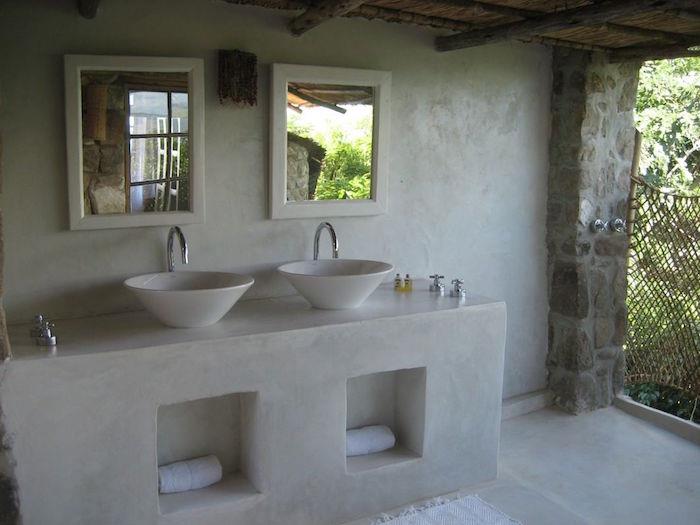 príklad betónovej kúpeľňovej skrinky ako opory umývadla a cementových stien