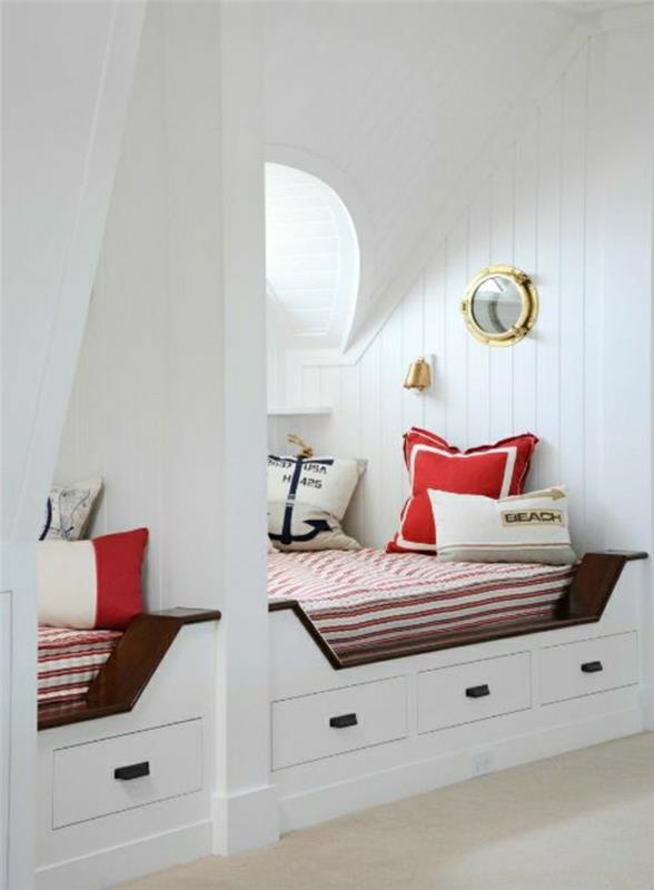navy-spálňa-navy-morský-štýl-morská-dekorácia-biela-drevená-stena