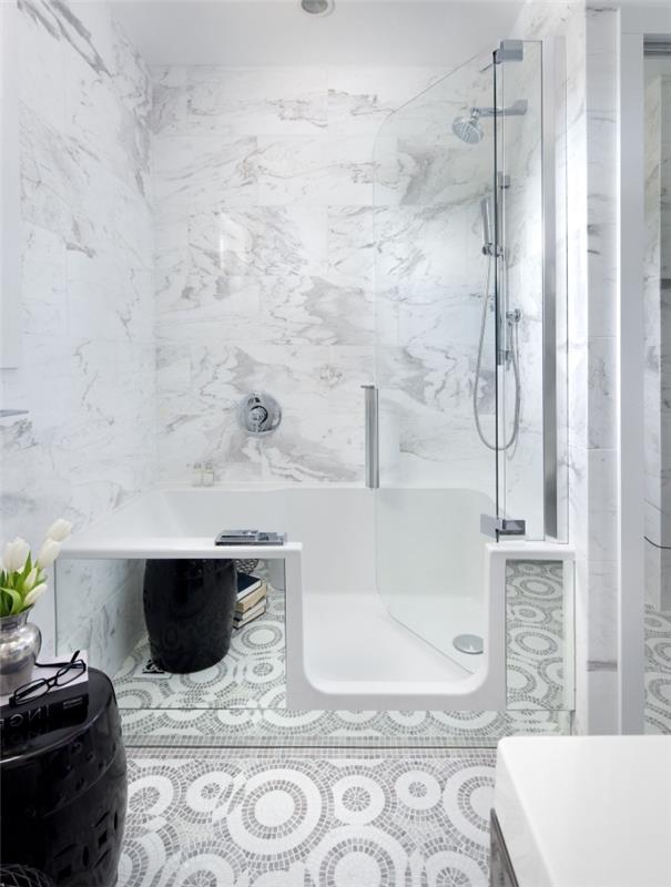 idé hur man integrerar en badkardusch i ett litet klart badrum, vit rumsmodell med mosaik- och marmorplattor