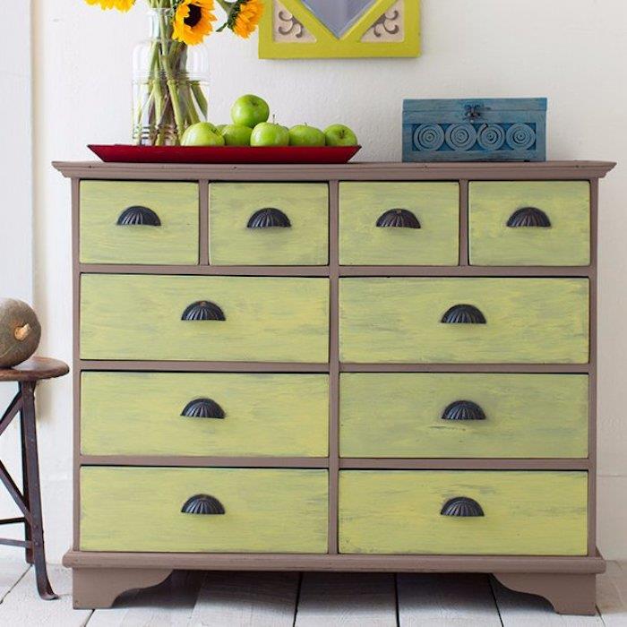 nábytok prepracovaný a premaľovaný žltozelenou farbou, čierne úchytky, vintage vzhľad, zelené jablká