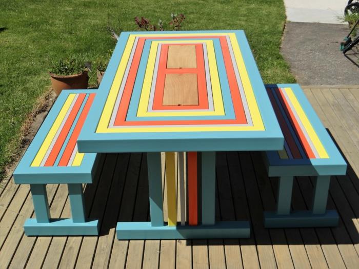 zmodernizovať starý nábytok, dve lavice a stôl v pastelovo modrej, žltej a oranžovej farbe, prispôsobiť kus nábytku vo veselých farbách, ako premaľovať drevený kus nábytku