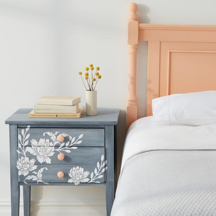 vymaľujte drevenú skrinku, nápad na nočný stolík premaľovaný sivobielymi kvetinovými vzormi ozdobený šablónou, bielu posteľnú bielizeň