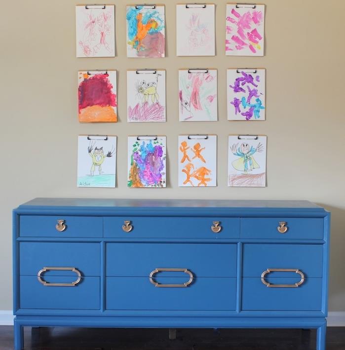 ukážka kusu nábytku premaľovaného na modrú farbu s úchytkami na skrine a zásuvky, vintage štýl, stena detských kresieb