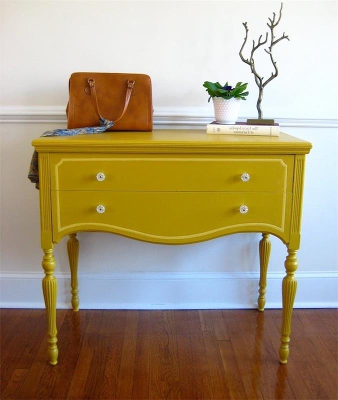 žltá farba na nábytok, prekreslený príručný stolík, vintage gombíky, kožená pánska taška, zelená rastlina a kniha, hnedé parkety