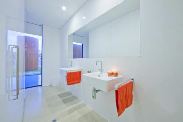 biela-interiér-dvojité umývadlo-kúpeľňa-skrinka