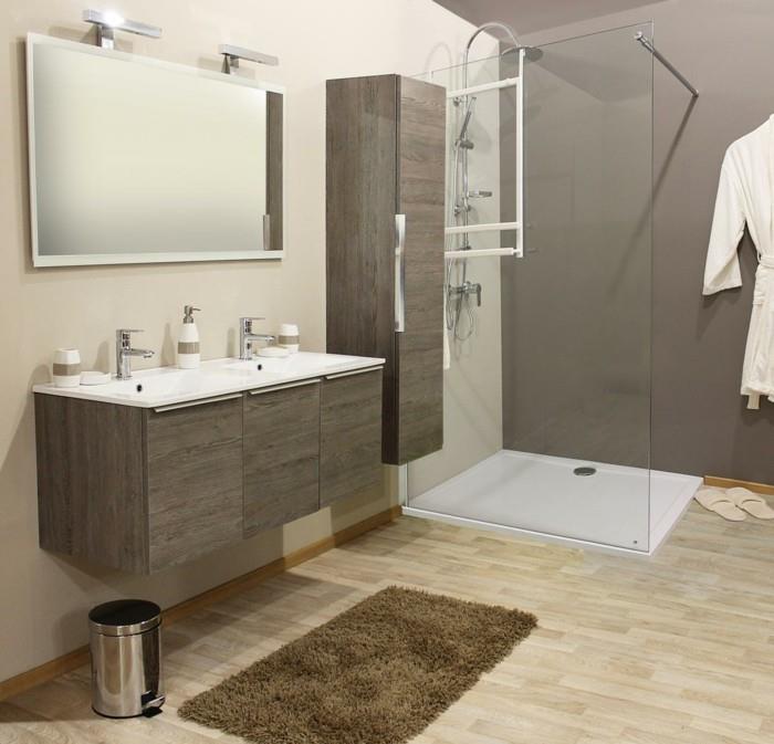 kúpeľňa-nábytok-sivá-drevená-stena-zrkadlo-podlaha-v-béžovej-lino-hnedej-koberec-obdĺžnikové-zrkadlo-kúpeľňa