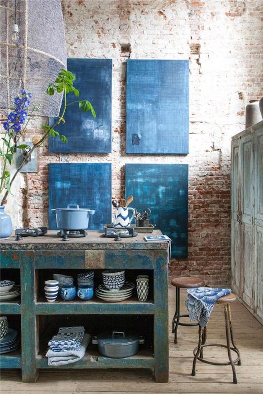 geometriska mönster, vintage kök layout, mörkblått bord, tegelväggar, läder och järn pall