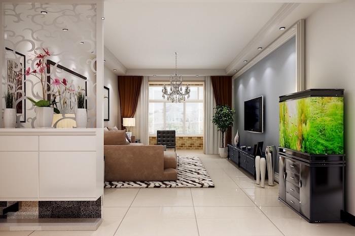 biela kovaná skrinka oddeľujúca miestnosť medzi kuchyňou a obývacou izbou