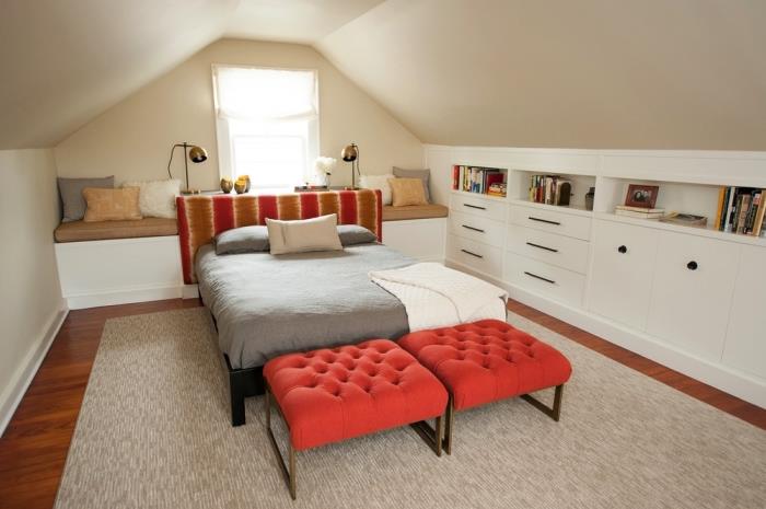 exempel på ett sovrum på vinden med en bänk under ett fönster bakom sängen och en integrerad enhet under sluttningen med lådor och väggnischer