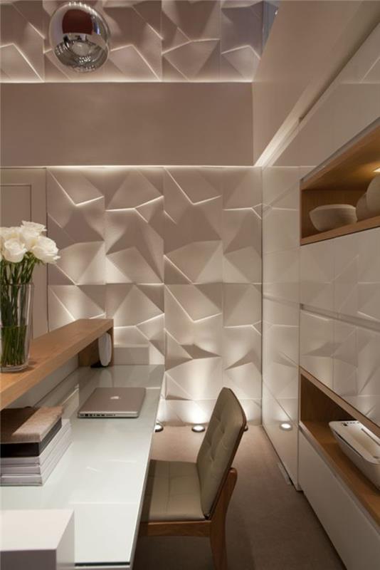 9m2 sovrum, studentrumsinredning, vita 3D-väggbeklädnader, silverfärgat ljus med spegelliknande yta, vitt skrivbord med glasvas och vita rosor, beige stol med konstläderklädsel