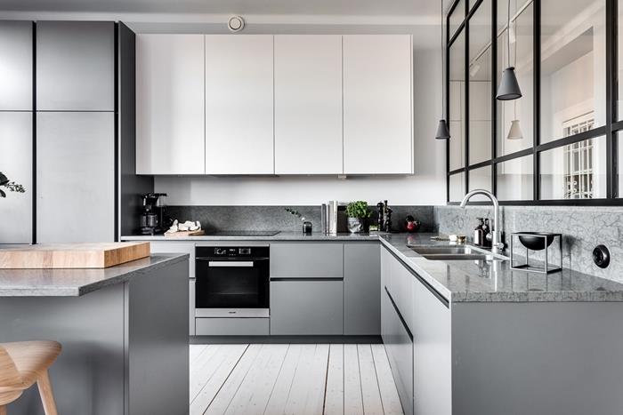 matný sivý základný nábytok moderná kuchyňa model biele skrinky sivá mramorová splashback