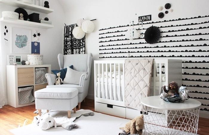 štýlový interiérový dizajn v detskej izbe s bielymi stenami s čiernym dekorom a bielymi maľovanými drevenými policami