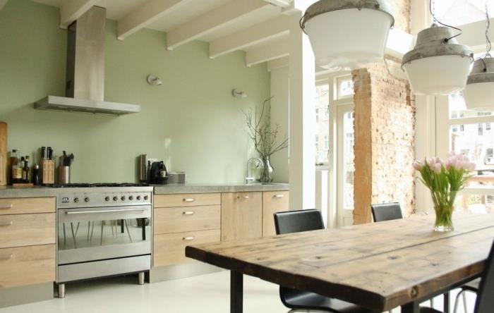 نموذج مطبخ بجدران مطلية باللون الأخضر المائي مع سقف أبيض وأثاث خشبي فاتح وديكور مطبخ أخضر بلمسات سوداء