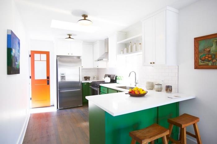 فكرة عن كيفية تزيين مطبخ مفتوح صغير بجدران بيضاء مع أثاث أبيض مرتفع وخزائن خضراء