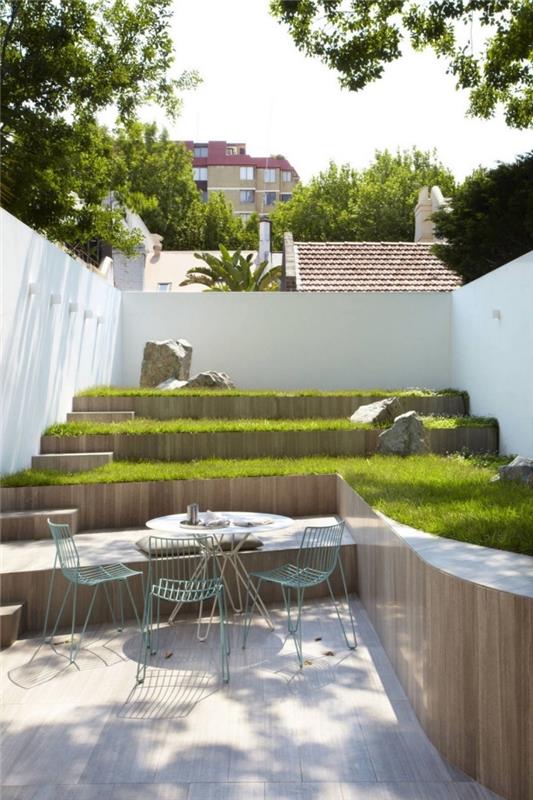 terénne úpravy malej záhrady na rôznych úrovniach, záhradný nábytok pre obmedzený priestor, záhradná dekorácia v zelenom a drevenom prevedení