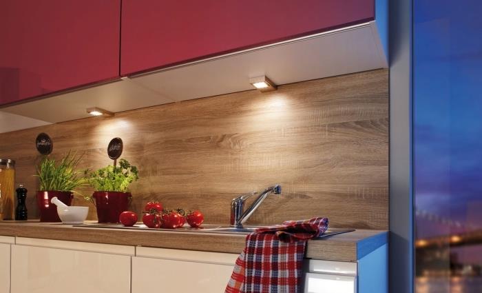 moderný drevený model kuchyne s dreveným splashbackom a bielymi skrinkami bez úchytiek, predstava osvetlenia pod nábytkom