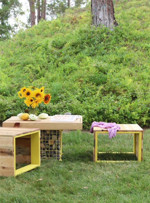 originálna paletová lavica zo žltého a prírodného dreva, ideálna na záhradný stôl, originálny nápad na vonkajší paletový nábytok