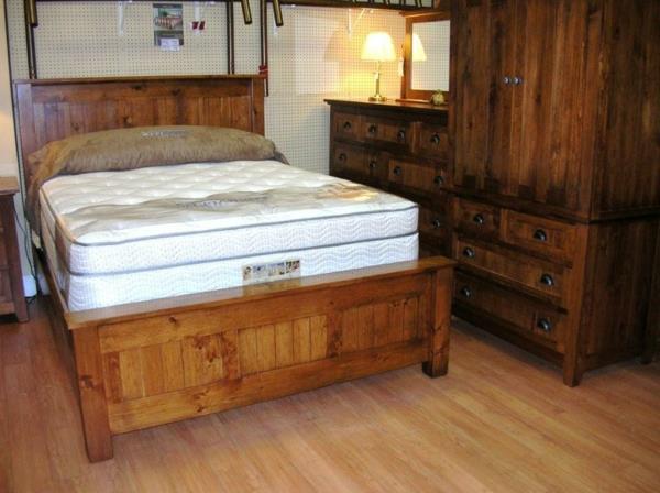 أثاث ريفي - سرير من خشب الصنوبر