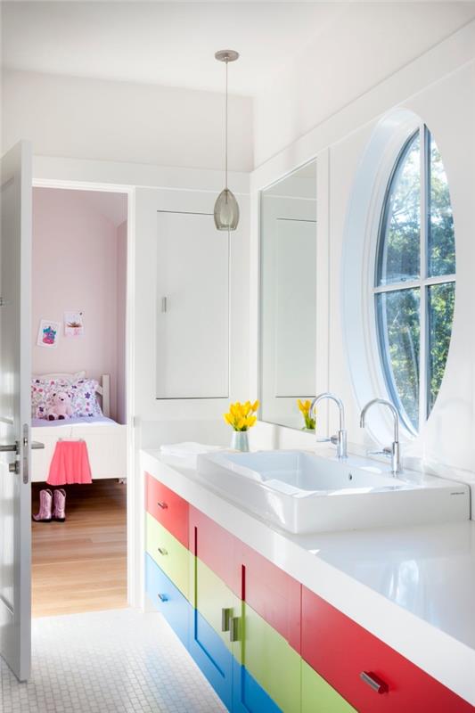 litet vitt badrum med färgglada möbler, badrumsdesign för barnets rum