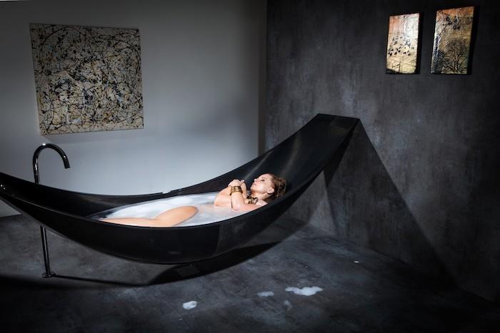 حمام حديث ، لوحة تجريدية ، بانيو على شكل أرجوحة ، جدران سوداء