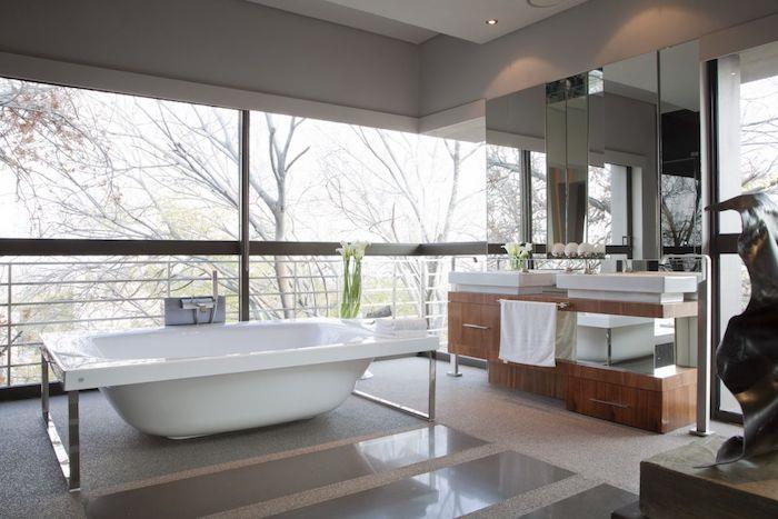 ديكور حمام ، إطلالة على الشرفة ، رف مناشف ، مرآة مستطيلة ، أفكار للحمام