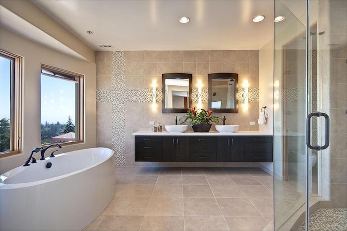 حمام حديث ، إضاءة ليد ، مرآة بإطار خشبي ، بلاط بيج ، كابينة استحمام