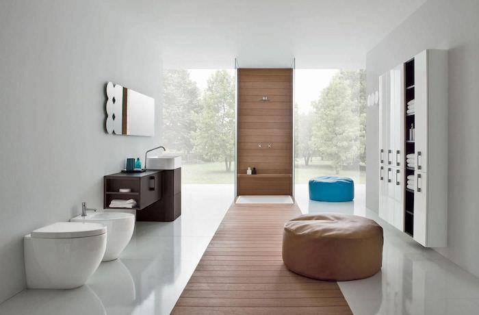 حمام حديث ، مرحاض أبيض ، مقعد أزرق ، خزانة ملابس بيضاء ، سقف أبيض