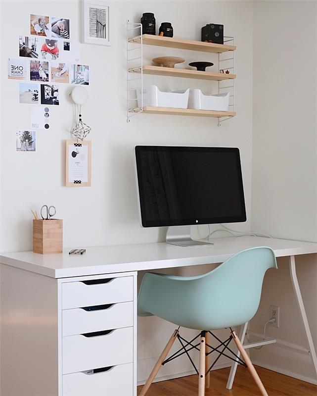 Škandinávsky nábytok v bielom kancelárskom rohu a pastelovo modrej stoličke, parkety zo svetlého dreva, drevenú poličku a dekoráciu fotografickej steny