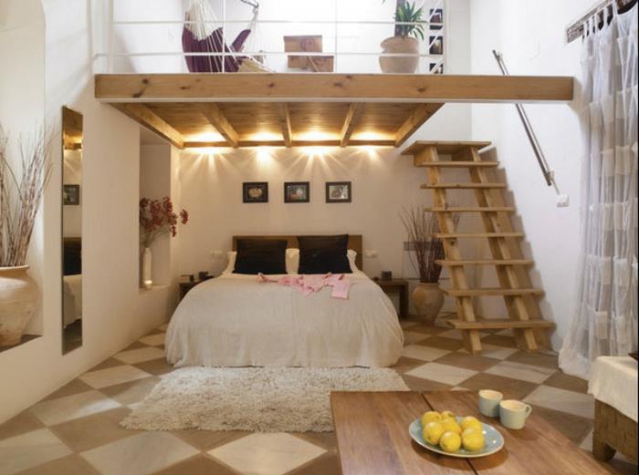 mezanínová spálňa, dvojúrovňová spálňa, obdĺžnikový drevený stôl