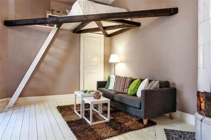 mezanínová spálňa, malé medziposchodie s posteľou, biela drevená podlaha, biely rebrík, obdĺžnikový koberec