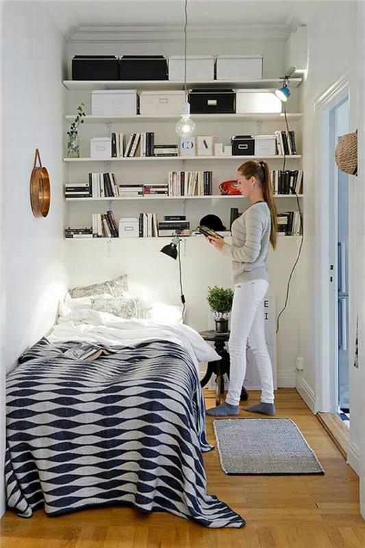 möblera sovrum 9m2, studentrum, litet utrymme med vita hyllor ända upp till väggen, sängklädsel i svart och vitt