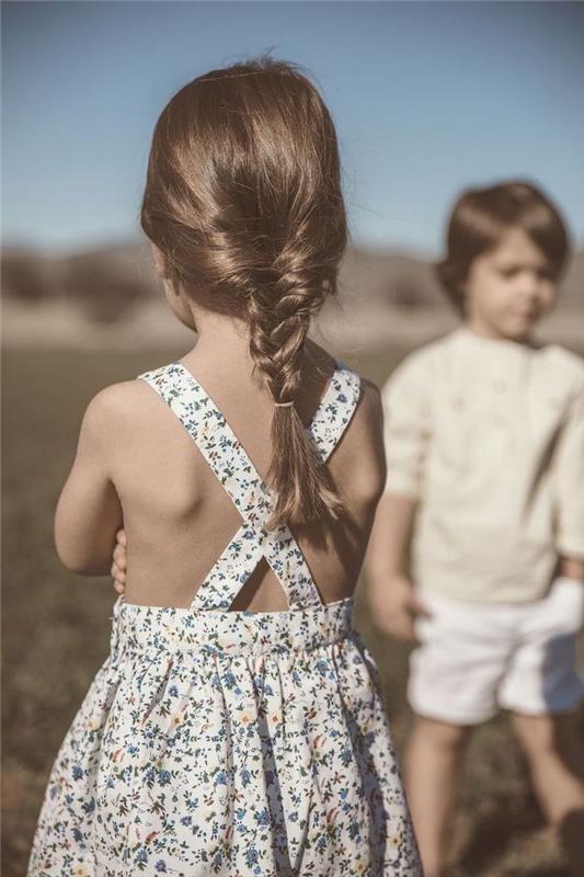 Dievčatko jednoduchý vrkočový účes, rozkošné kvetinové šaty, chlapec a dievča sa spolu hrajú, detský účes, vrkočový účes, ako upravovať vlasy