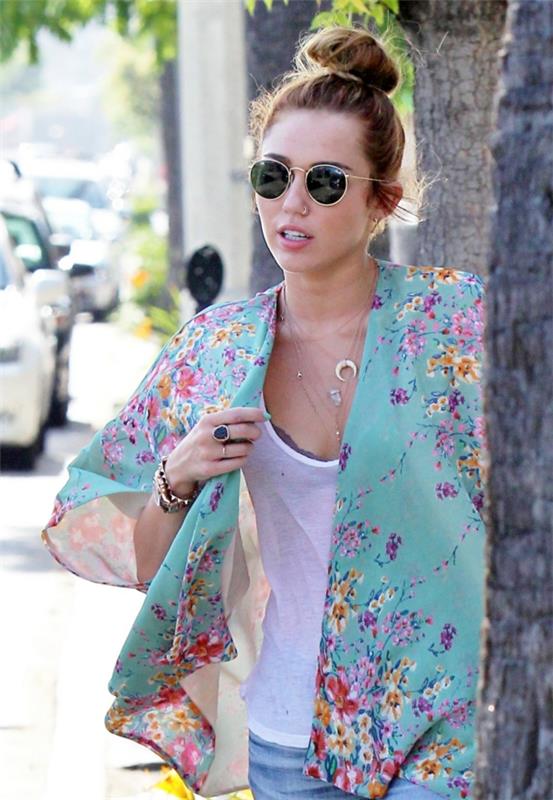 miley-cyrus-bär-de-stora-blommiga-med-jeans-shorts