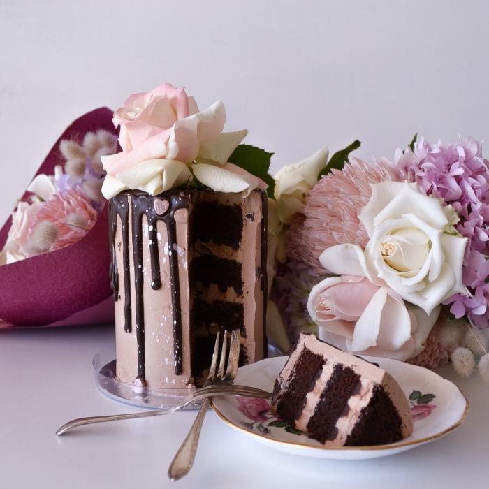nápad na čokoládový valentínsky koláč, príklad mini okrúhlej torty s piškótami z tmavej čokolády a krémom z mliečnej čokolády