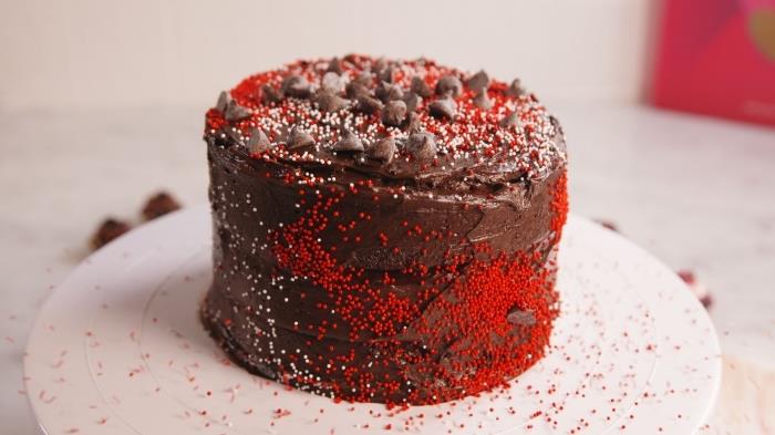 ľahký a rýchly koláč z tmavej čokolády recept na valentínsku párty, dezert pre milencov