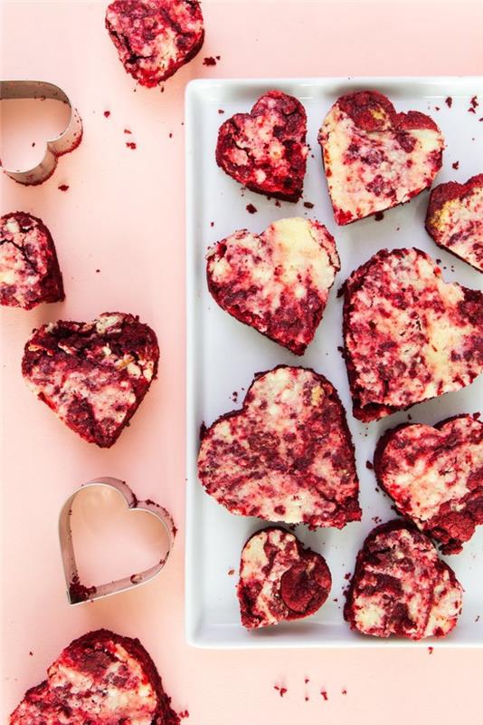 ľahké brownies vyrobené z zmesi červeného zamatového koláča, nápad na expresívny valentínsky dezert
