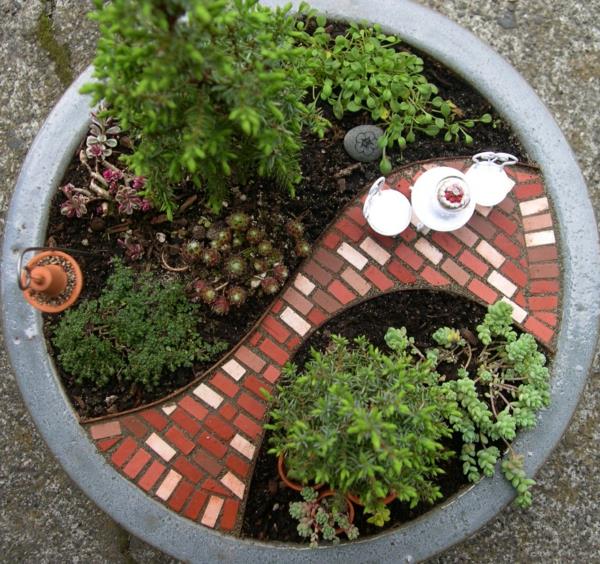 mini-zen-trädgård-röd-deco-gränd-och-liten-vit-trädgårdsmöbler