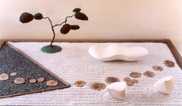 mini-zen-trädgård-konstgjord-bonsai-och-rosa-sand