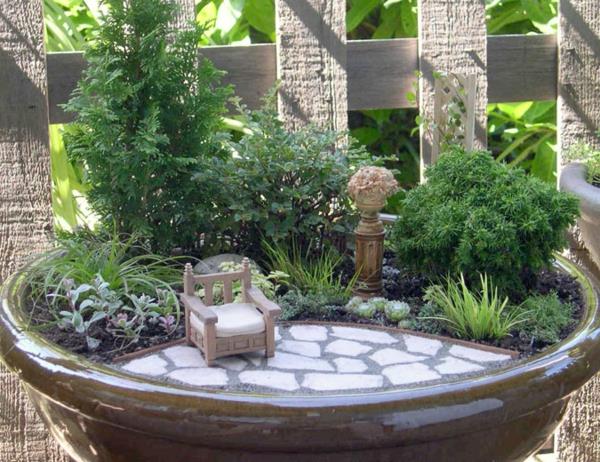 mini-zen-trädgård-av-japanska-trädgårdar-i-blom-krukor