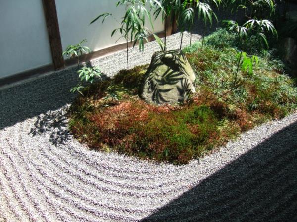 mini-zen-trädgård-av-sand-vågor-och-en-grön-holme