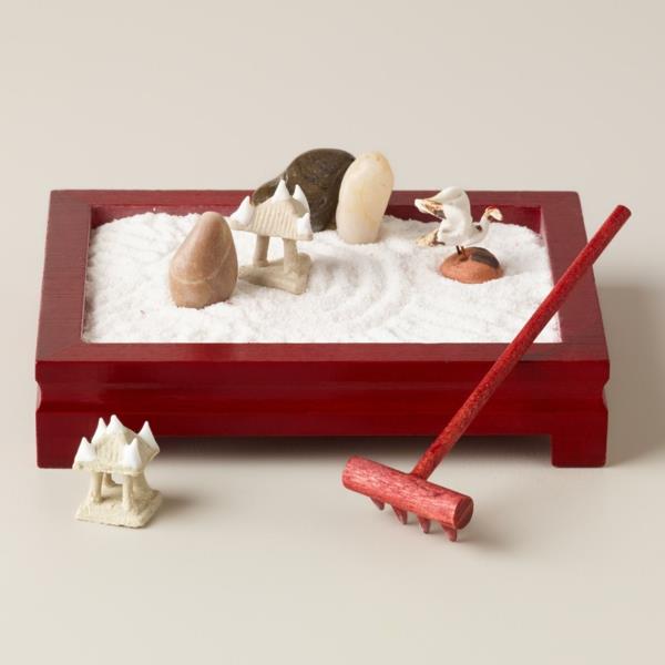 mini-zen-trädgård-av-vit-sand-och-en-rake