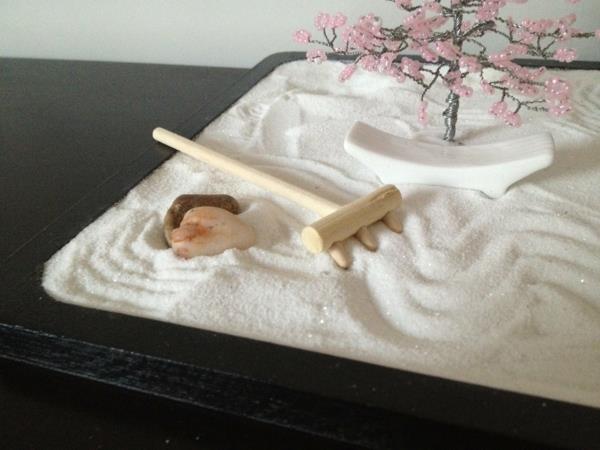 mini-zen-trädgård-av-fin-sand-och-en-konstgjord-bonzai
