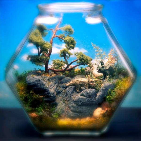 mini-zen-trädgård-liten-miniatyr-trädgård-av-japansk-trädgård-och-två-dinosaurier
