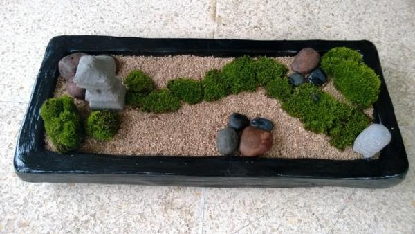 mini-zen-trädgård-grön-mossa-och-liten-japansk-lykta