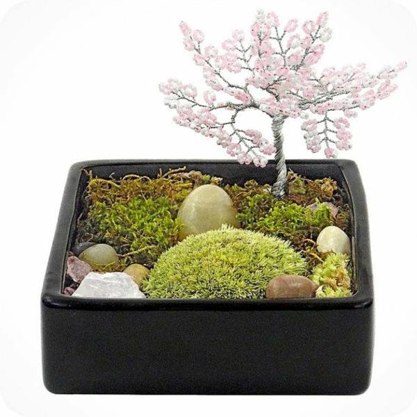 mini-zen-trädgård-grön-mossor-och-konstgjord-bonsai