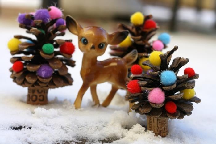 skapa en juldekoration för barn med återvunnet material, kottmodell dekorerad med minipomponger