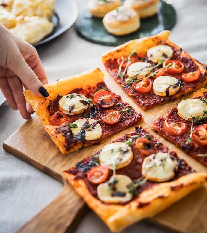 mini pizza z lístkového cesta s paradajkovým pretlakom, plátkami kozieho syra, cherry paradajkami a čerstvým tymianom