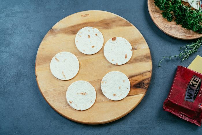 Piatti messicani, mini cerchi tacos, tagliere di legno rotondo, formaggio cheddar