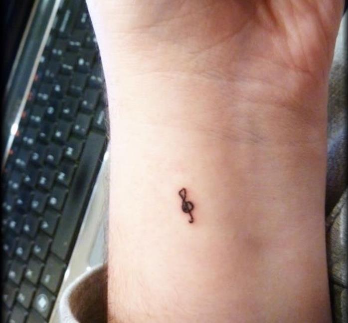 mini tetovanie nota na zápästie husľový kľúč malé diskrétne hudobné tetovanie