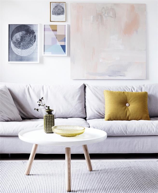 nástenné umelecké dekoračné predmety, model bielej sedačky do obývačky zdobený vankúšom v horčicovej farbe, model okrúhleho stolu do obývačky